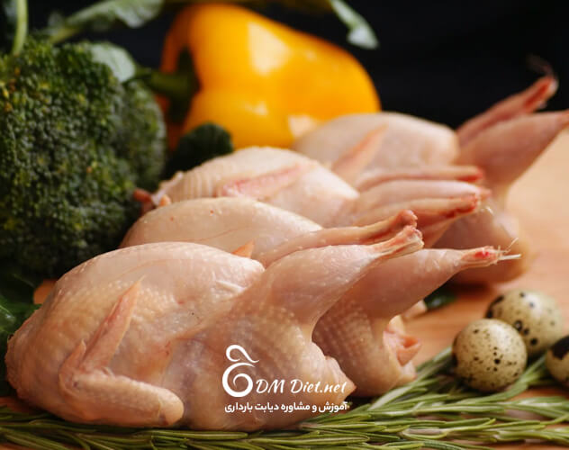 مرحله اول پخت بلدرچین شکم پر رژیمی مزه دار کردن آن  است