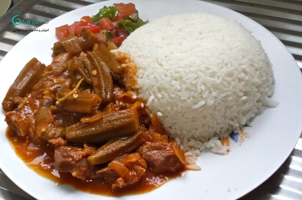 خورش بامیه به همراه پلو سرو کنید.